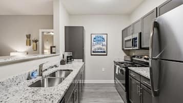 Coffee/tea maker, fridge, microwave, oven
