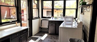 The Harrell House with Jacuzzi Tub - Dog Friendly