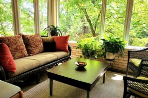 Smart TV, libros, biblioteca musical y estéreo 