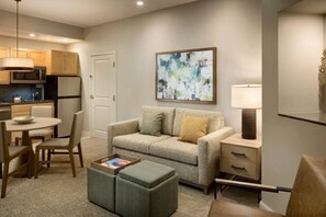 Una televisión, una chimenea, un reproductor estéreo