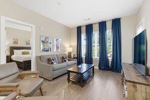 2 makuuhuonetta, työpöytä, silitysrauta/-lauta, vauvan matkasänky