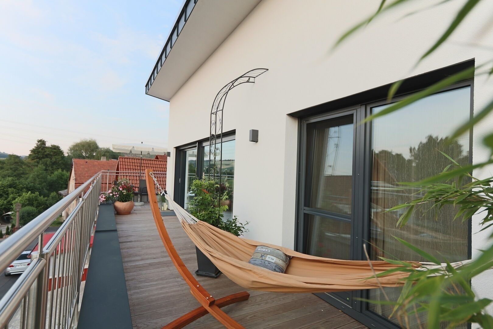Penthouse Tauberblick (Tauberbischofsheim)-Hängematte vor dem Schlafzimmer