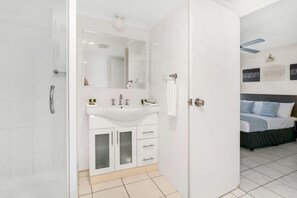 Douche, sèche-cheveux, serviettes fournies