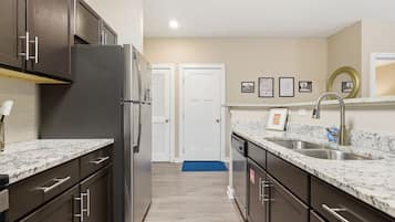 Coffee/tea maker, fridge, microwave, oven