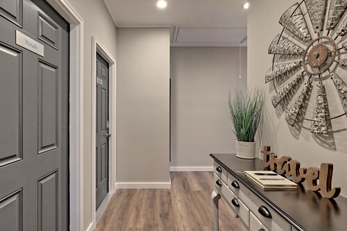 Modern suite in downtown Helen with WiFi & central ac - walk to attractions