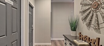 Modern suite in downtown Helen with WiFi & central ac - walk to attractions