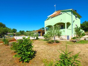 Exterior - Holiday home with swimming pool and covered barbecue terrace (Fažana)