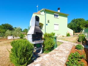 Property grounds - Holiday home with swimming pool and covered barbecue terrace (Fažana)