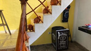 Una escalera con barandillas de madera y un letrero de whisky Jack Daniel's Old No. 7.