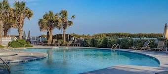 Oceanfront Gem: Pools/Hot Tub, Beach and Beyond
