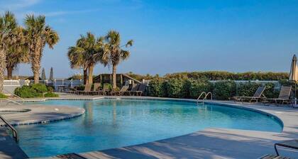 Oceanfront Gem: Pools/Hot Tub, Beach and Beyond