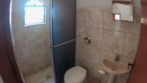 Double Room | Bathroom | Free toiletries, towels, soap, shampoo - Lord Palace Hotel (Varzea Grande)