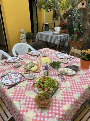 فطور من الأطباق المحلية يوميًا بتكلفة قدرها (1250 TRY للشخص)