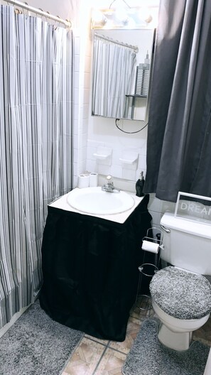 Haartrockner, Handtücher, Seife, Shampoo