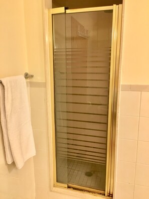 Duschwanne, Whirlpool, Haartrockner, Handtücher