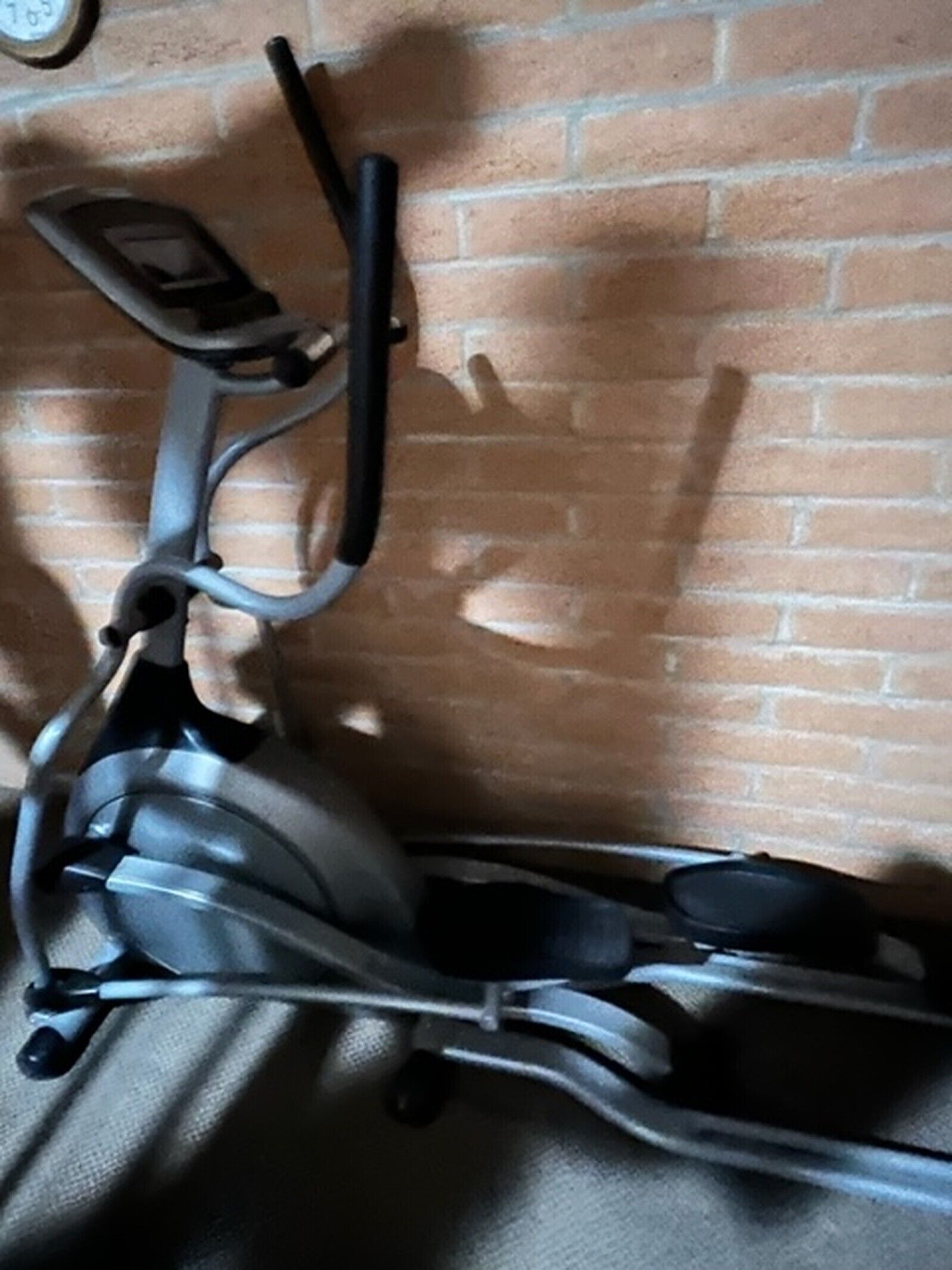 Ein stationäres Fahrrad an einer Backsteinwand.