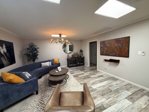 Una Smart TV, una chimenea, un reproductor de DVD, un futbolín