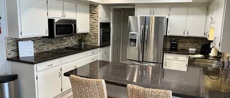 Refrigerador, microondas, horno, placa de cocina