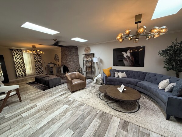 Smart TV, chimenea, reproductor de DVD y futbolito 
