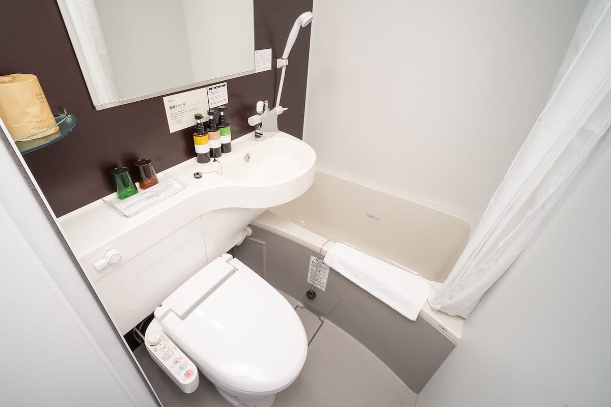 combined shower/bathtub, free toiletries, hair dryer, slippers