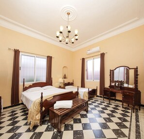 Deluxe driepersoonskamer | Een minibar, verduisterende gordijnen, beddengoed, rolstoeltoegankelijk