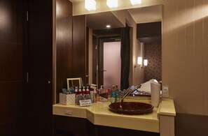 Economy-Doppelzimmer (A) | Waschbecken im Bad