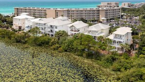 Un hotel sulla costa con edifici a più piani, una zona piscina e vista sull'oceano.