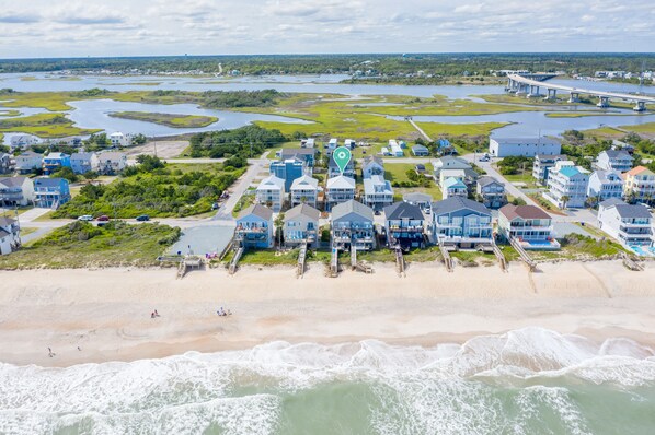 Nær stranden, solsenger og strandhåndklær