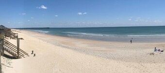 OCEANVIEW - WALK TO TOWN TO AVOID THE TRAFFIC, HOT TUB & HEATED POOL