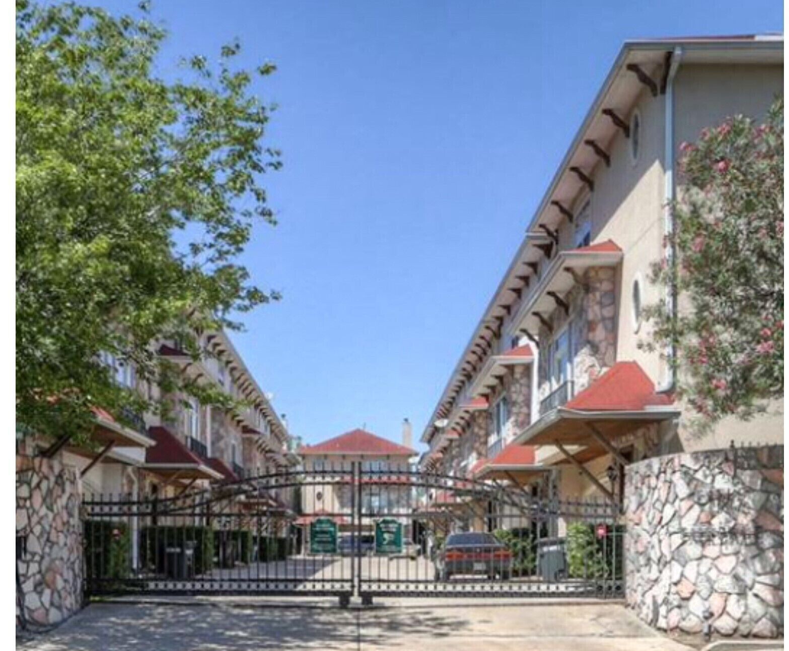 PICK ME! 3 story home! Corporate/Family/ friends living for short & long stays 