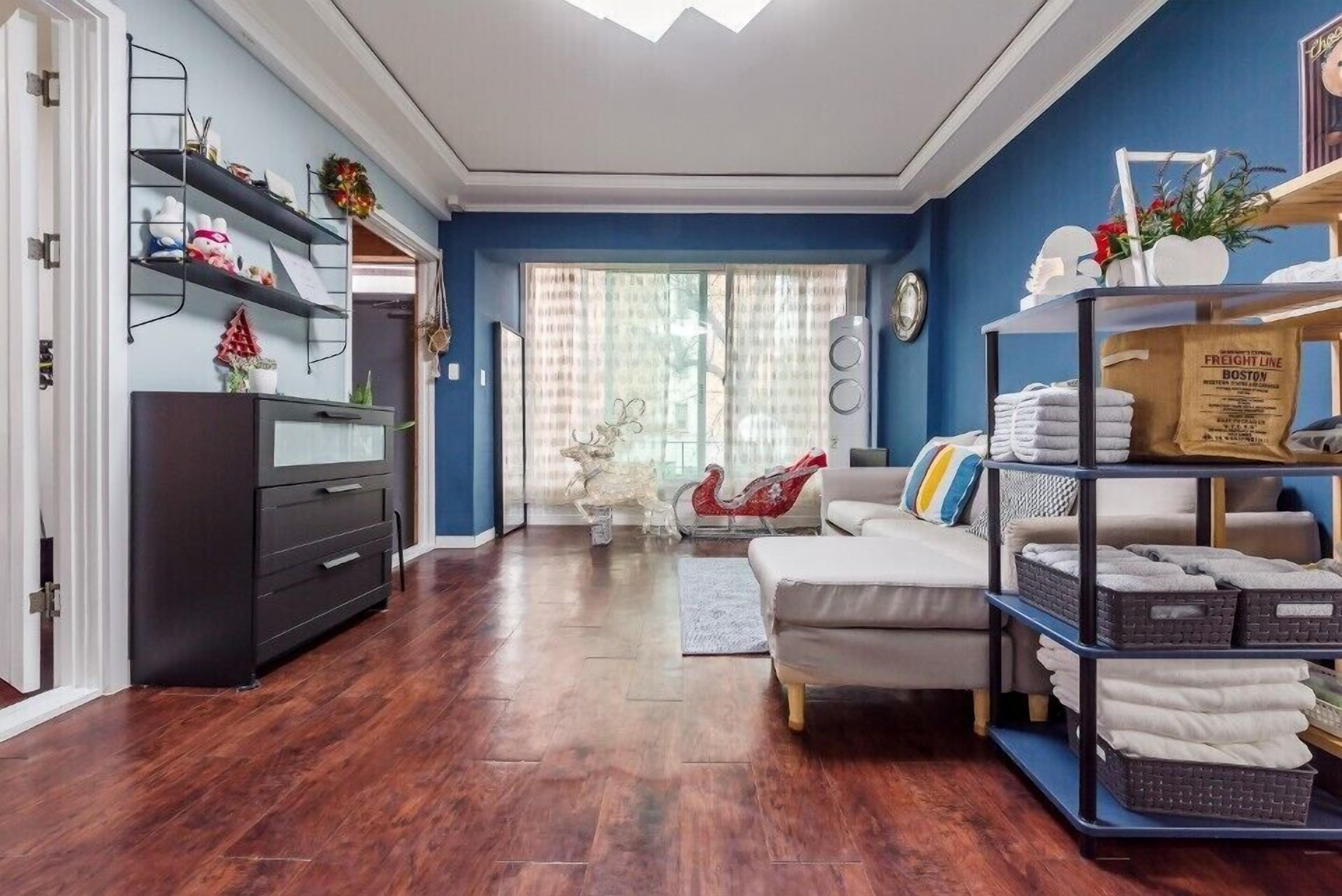 House | Living area | Flat-screen TV, heated floors