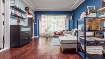 House | Living area | Flat-screen TV, heated floors