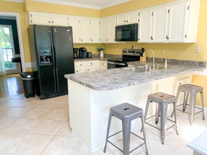 Fridge, microwave, oven, stovetop - Spacious home- King Suite central to Duke, UNC, RDU Airport & Southpoint Mall (Durham)