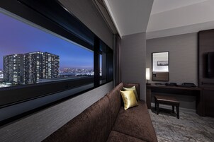 Down comforters, in-room safe, desk, laptop workspace