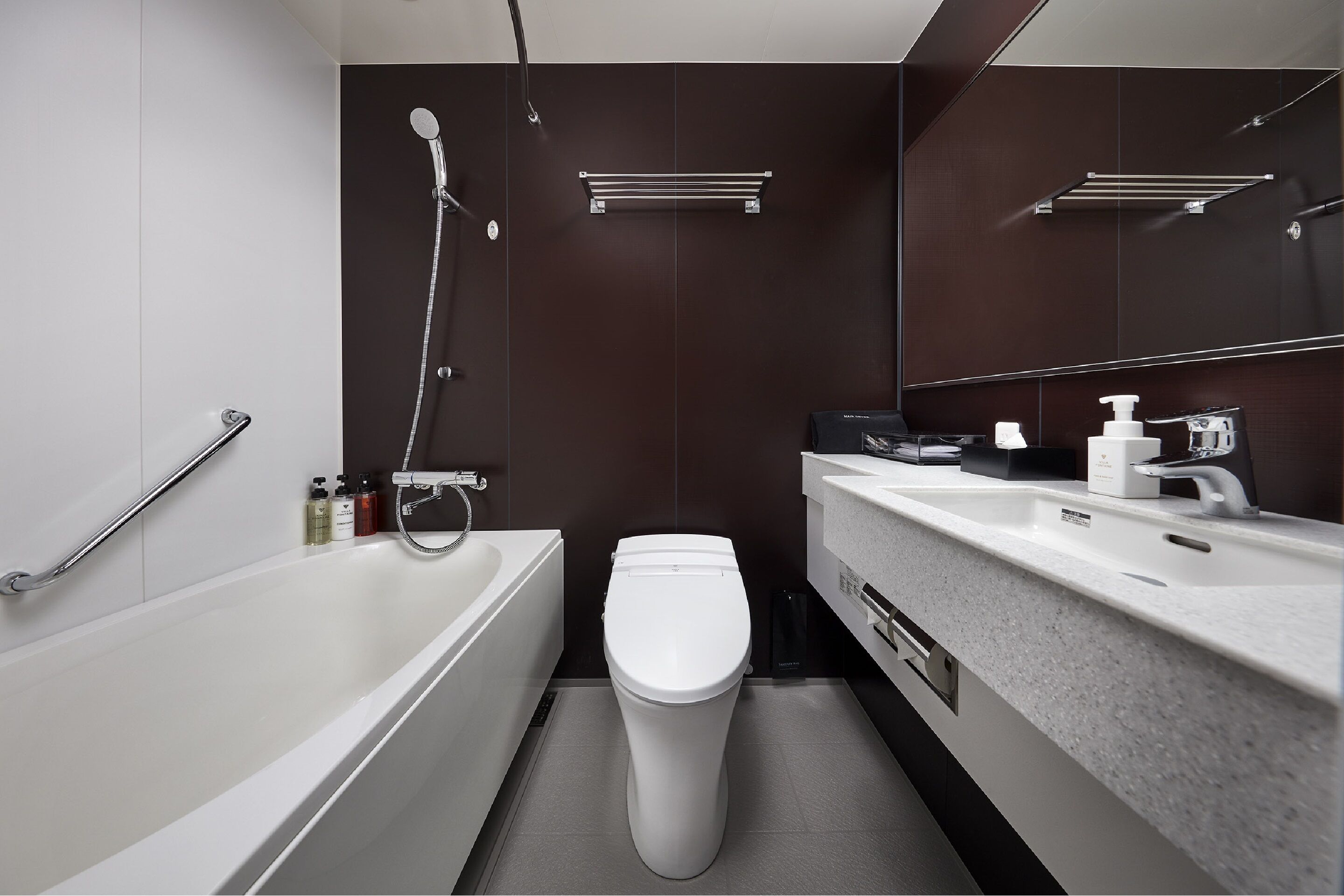 combined shower/bathtub, free toiletries, hair dryer, slippers