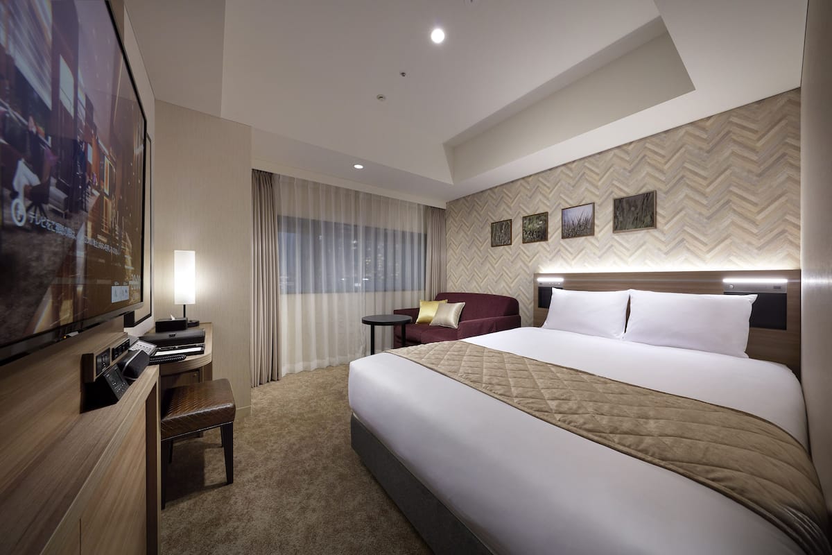 1 bedroom, down duvets, in-room safe, desk