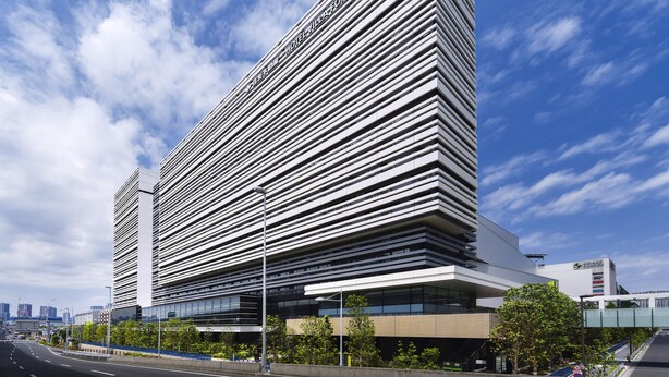 Un hotel moderno con un diseño angular distintivo y un letrero llamativo.