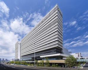 Un hotel moderno con un diseño angular distintivo y un letrero llamativo.