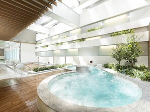 Een bad/douchecombinatie, gratis toiletartikelen, een haardroger