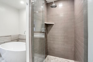 Badewanne, Haartrockner, Handtücher, Seife