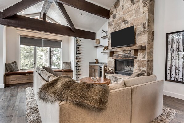 Smart TV, fireplace, DVD player, stereo - Newly Remodeled Luxury Mountain Modern Walk-to-Ski Townhome in Silver Lake Area (Park City)