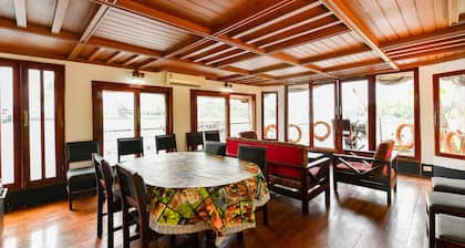 OYO 29758 Amare Houseboat