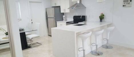 冷蔵庫、電子レンジ、オーブン、コンロ