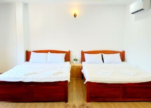 Family Room, Kitchen | Minibar, individually decorated, individually furnished, desk