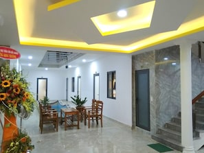 Lobby sitting area - Hung Yen Hotel (Phu Quoc)