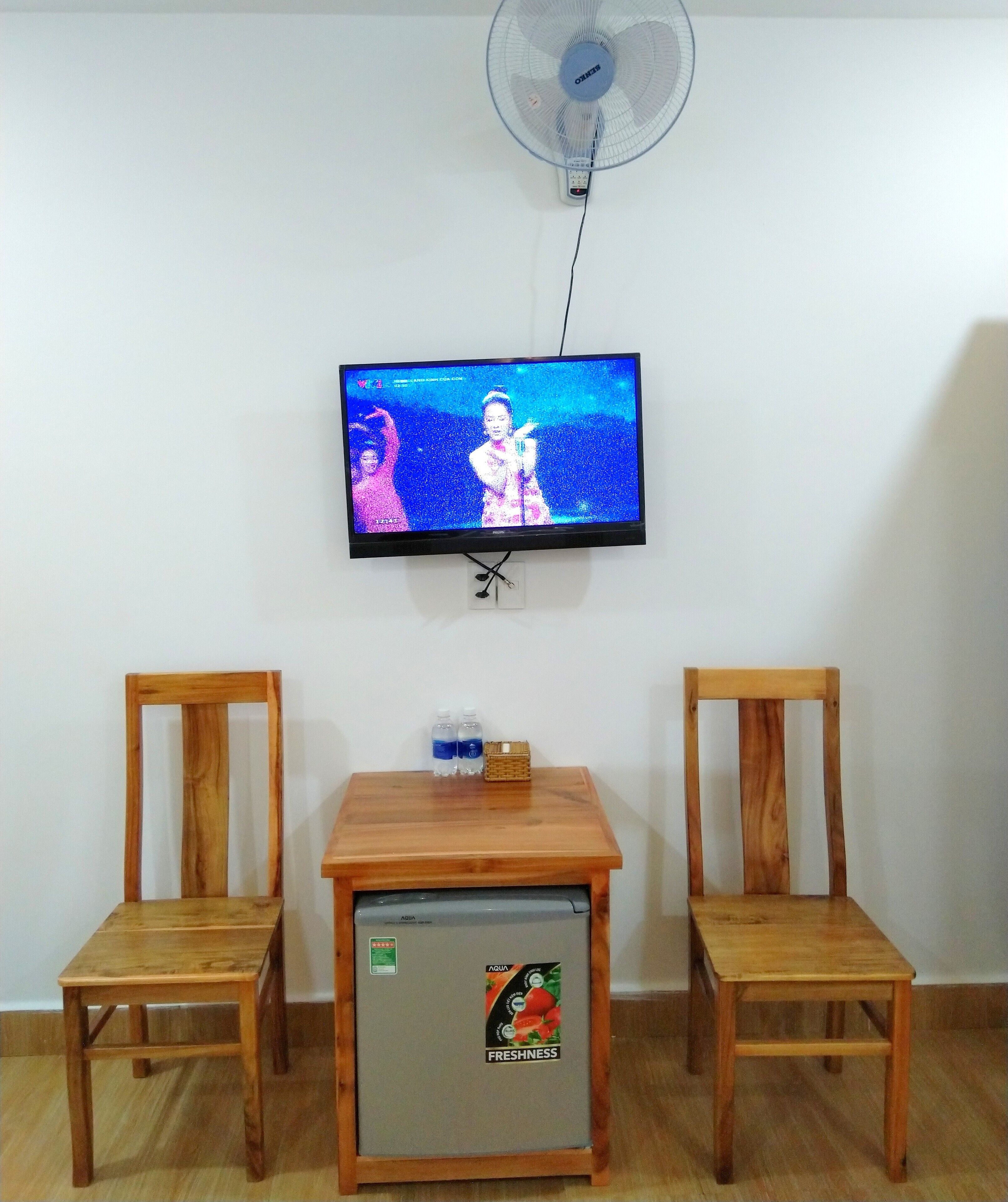 deluxe room | living area | 32-inch led tv with cable channels, tv, pay films