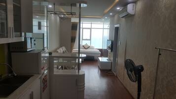 Lejlighed - havudsigt (or City View 1 Bed) | Opholdsområde | 32-tommers fladskærms-tv med kabelkanaler, tv