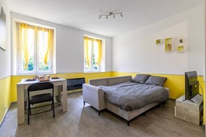 2 bedrooms, desk, iron/ironing board, WiFi