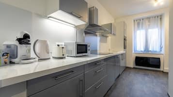 Frigorífico, microondas, horno y placa de cocina