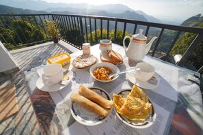 Free daily English breakfast